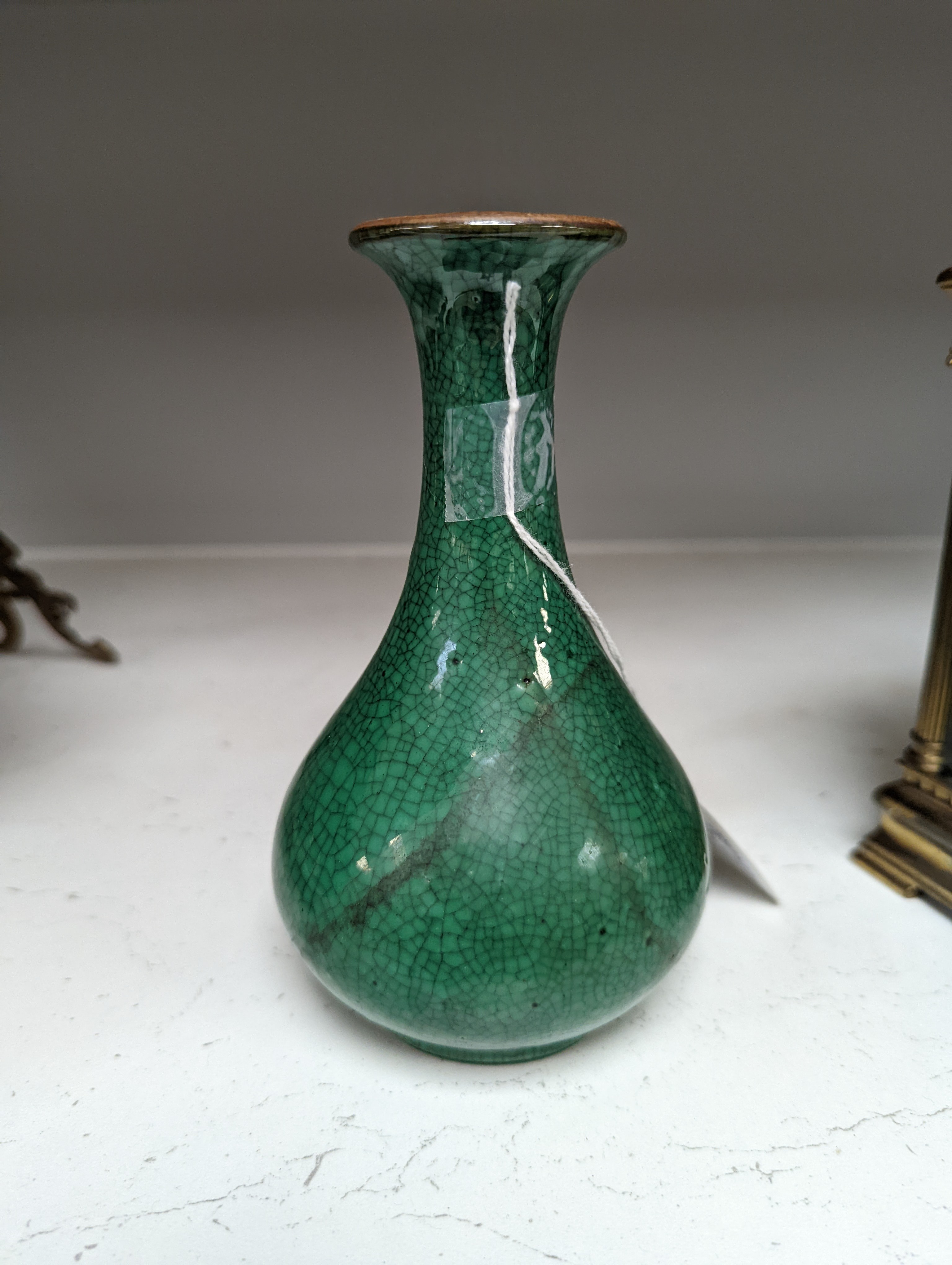 A Chinese green crackle glaze vase 15cm